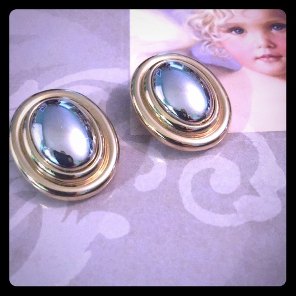Vintage Liz Claiborne Clip on gold tone earrings - Picture 2 of 4